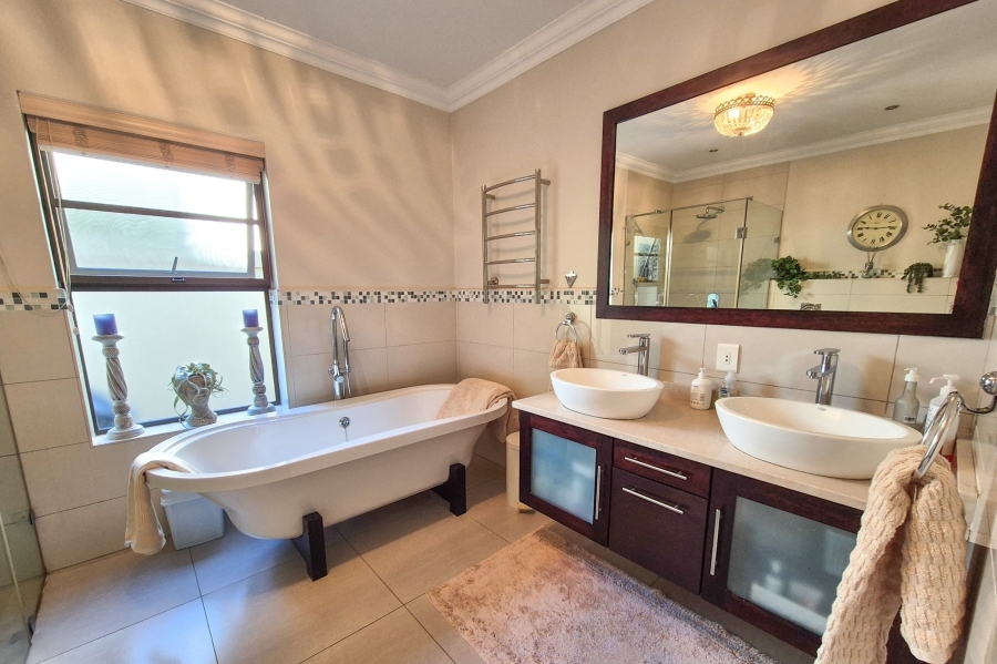 3 Bedroom Property for Sale in Boschenmeer Golf Country Estate Western Cape